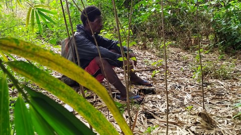 Leader Bagyeli à Bibera, département de l'Océan